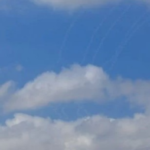 اطلاق حوالي 100 صاروخ ينطلق من لبنان نحو حيفا وكريات