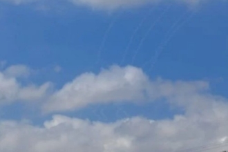 اطلاق حوالي 100 صاروخ ينطلق من لبنان نحو حيفا وكريات