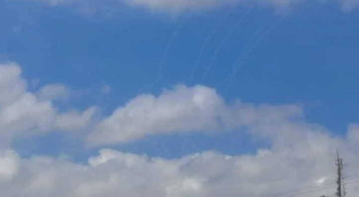 اطلاق حوالي 100 صاروخ ينطلق من لبنان نحو حيفا وكريات