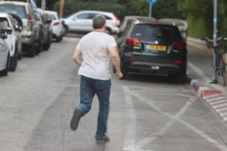 قصف صاروخي واسع النطاق على تل أبيب ومناطق أخرى