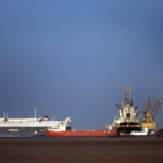 قصف أمريكي بريطاني على منطقة رأس عيسى في الحديدة