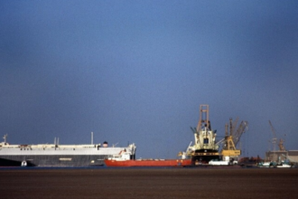 قصف أمريكي بريطاني على منطقة رأس عيسى في الحديدة