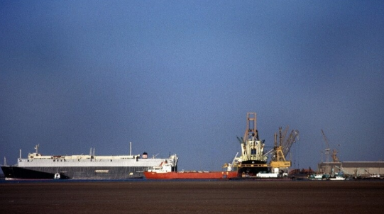 قصف أمريكي بريطاني على منطقة رأس عيسى في الحديدة