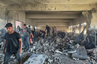 استشهاد 16 شخصاً جراء قصف إسرائيلي على مدرسة نازحين في غزة