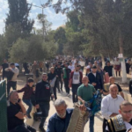 أكثر من 40 ألف مواطن يؤدون صلاة الجمعة في باحات المسجد الأقصى