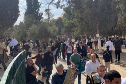 أكثر من 40 ألف مواطن يؤدون صلاة الجمعة في باحات المسجد الأقصى