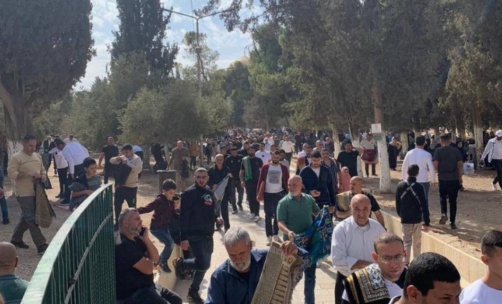 أكثر من 40 ألف مواطن يؤدون صلاة الجمعة في باحات المسجد الأقصى