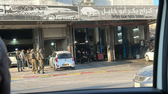 قوات الاحتلال تقتحم محلات تجارية في غرب سلفيت