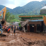 فيضانات وانهيارات أرضية تضرب منطقة سومطرة في إندونيسيا