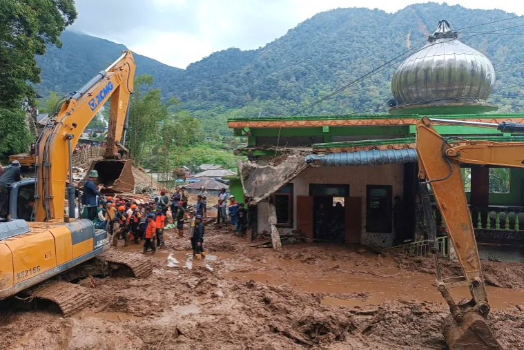 فيضانات وانهيارات أرضية تضرب منطقة سومطرة في إندونيسيا