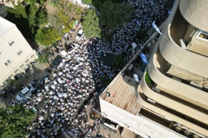 احتجاجات صامتة في تل أبيب للمطالبة بتبادل الأسرى