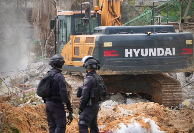 الاحتلال يوزع قرارات هدم على المنازل في العيسوية