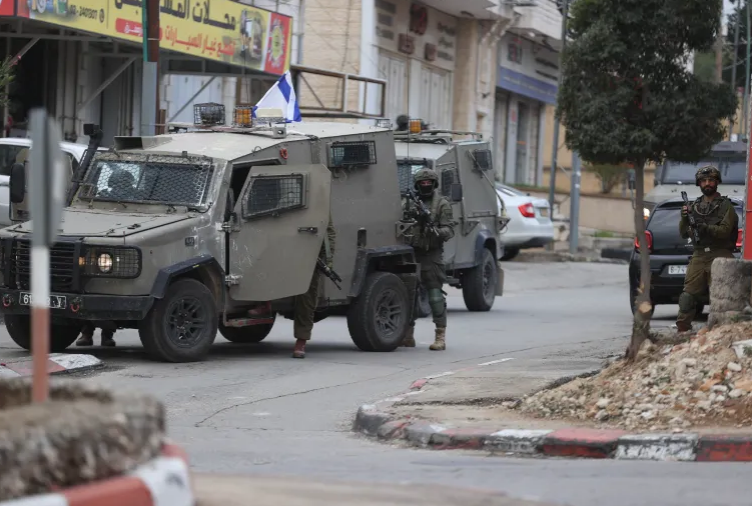 إصابة فلسطيني برصاص الاحتلال خلال اقتحام للضفة الغربية