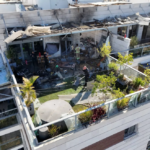 مبنى في جنوب تل أبيب يتعرض لأضرار جراء مسيرة من اليمن