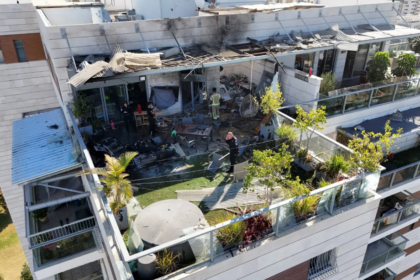 مبنى في جنوب تل أبيب يتعرض لأضرار جراء مسيرة من اليمن