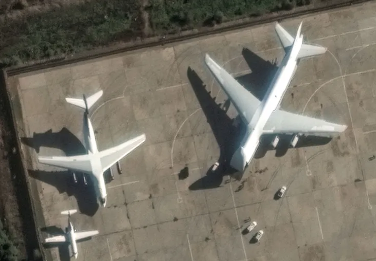 طائرة شحن روسية تغادر الأراضي السورية متجهة نحو ليبيا