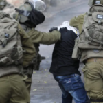 اعتقال شاب بعد تعرضه للاعتداء من قبل قوات الاحتلال في البلدة القديمة بالخليل