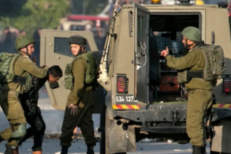 الاحتلال يعتقل طفلين وشاب خلال عملية اقتحام في بلدة بيت أمر