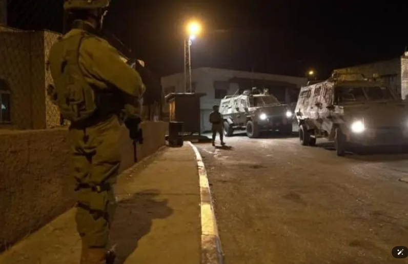 الاحتلال الإسرائيلي يعتقل 14 مواطن من الضفة الغربية