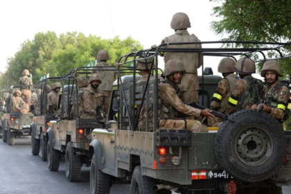 هجوم مسلح يودي بحياة 16 جندي في باكستان