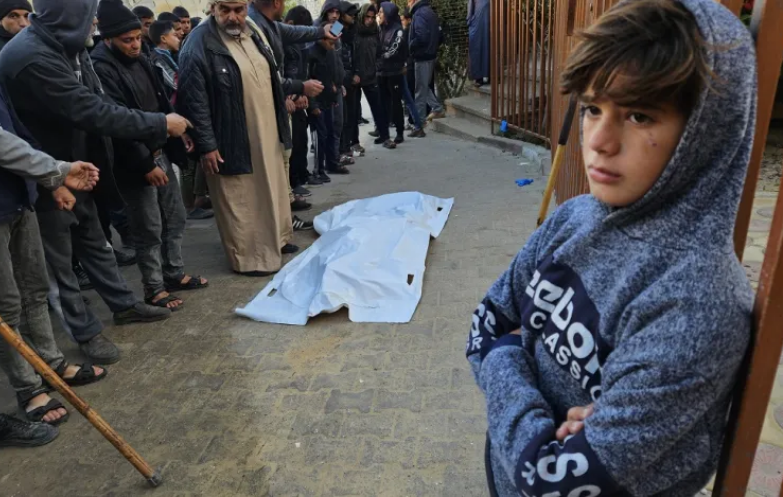 ثمانية شهداء في قصف إسرائيلي استهدف دير البلح وغزة