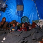 أمطار غزيرة تغرق مئات الخيام في قطاع غزة