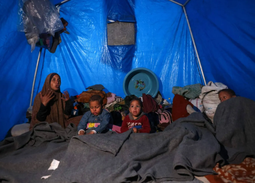 أمطار غزيرة تغرق مئات الخيام في قطاع غزة