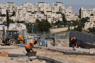 غزة تحت وطأة البرد والأمطار وسط نيران الصراع الدامي