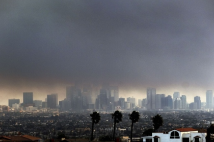 مقتل 5 أشخاص وإجلاء الآلاف بسبب حرائق في كاليفورنيا