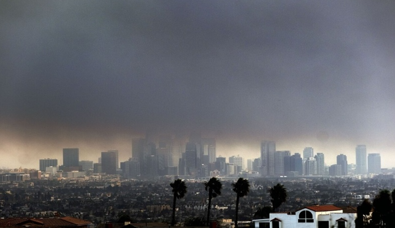 مقتل 5 أشخاص وإجلاء الآلاف بسبب حرائق في كاليفورنيا