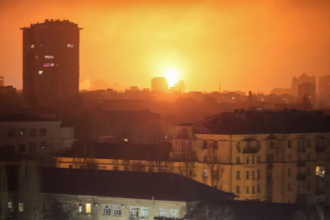 قصف روسي مكثف بالصواريخ الباليستية وكييف تعلن حالة الإنذار الجوي