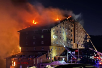 مصرع 10 أشخاص وإصابة 32 آخرين في حريق بفندق شمال غرب تركيا