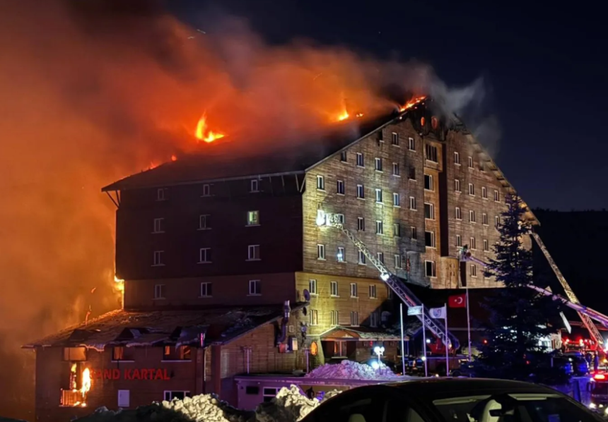 مصرع 10 أشخاص وإصابة 32 آخرين في حريق بفندق شمال غرب تركيا