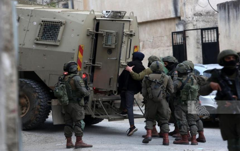اعتقال 22 مواطن فلسطيني في الضفة الغربية