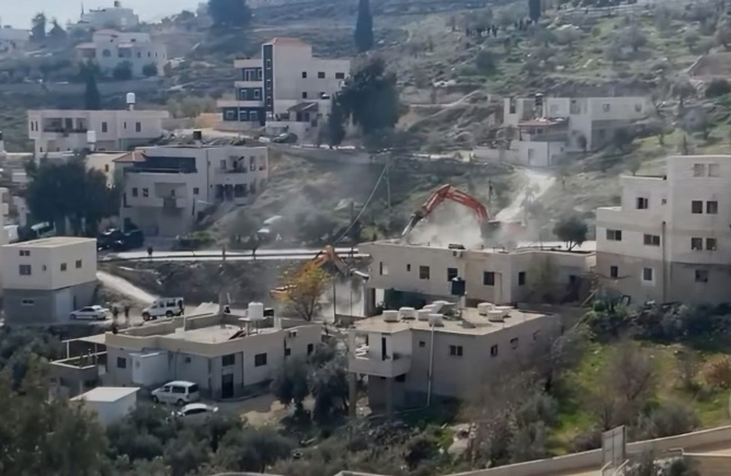 قوات الاحتلال تقوم بهدم منزل في تقوع شرق بيت لحم