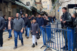 إسرائيل تدرس إمكانية تقييد الصلاة في الأقصى خلال شهر رمضان