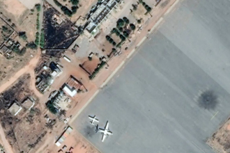 سقوط طائرة عسكرية سودانية في حي سكني يؤدي إلى مصرع أكثر من 46 شخص