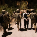 قوات الاحتلال تعتقل 30 فلسطينياً من الضفة الغربية فجراً
