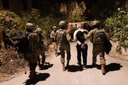 قوات الاحتلال تعتقل 30 فلسطينياً من الضفة الغربية فجراً