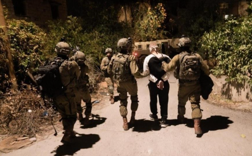 قوات الاحتلال تعتقل 30 فلسطينياً من الضفة الغربية فجراً